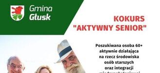 Zdjęcie przedstawia grupę uśmiechniętych starszych osób na tle logo "Gmina Głusk" i informacji o konkursie "Aktywny Senior" z zakresu ekologii i integracji międzypokoleniowej.