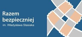 Plakat graficzny z dwoma złączonymi, stylizowanymi rękoma na niebieskim tle z napisem "Razem bezpieczniej im. Władysława Stasiaka".