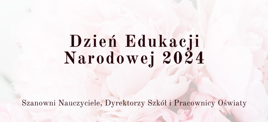 Opis alternatywny: Plakat z okazji Dnia Edukacji Narodowej z czerwonym tekstem na jasnym tle z różowymi kwiatami. Zawiera życzenia dla nauczycieli i pracowników oświaty.