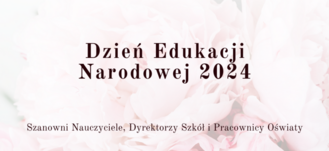 Opis alternatywny: Plakat z okazji Dnia Edukacji Narodowej z czerwonym tekstem na jasnym tle z różowymi kwiatami. Zawiera życzenia dla nauczycieli i pracowników oświaty.