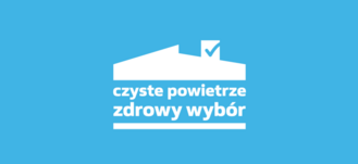 Na zdjęciu jest niebieski, graficzny baner z białym napisem "czyste powietrze zdrowy wybór" i białym symbolem domu z zaznaczonym okienkiem z ptaszkiem.