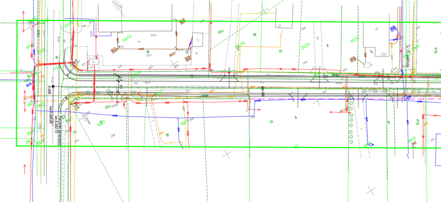 Obraz przedstawia złożony rysunek techniczny, prawdopodobnie plan inżynieryjny lub architektoniczny, z wieloma liniami, symbolami i adnotacjami w różnych kolorach.