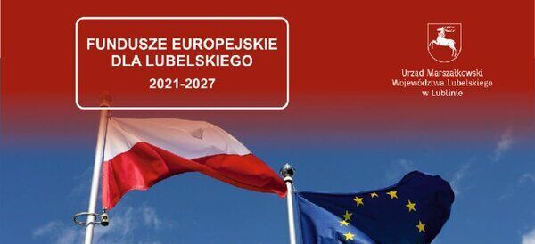 Flagi Polski i Unii Europejskiej na masztach z niebem w tle. Na górze napis: "Fundusze Europejskie dla Lubelskiego 2021-2027" oraz logo Urzędu Marszałkowskiego Województwa Lubelskiego.