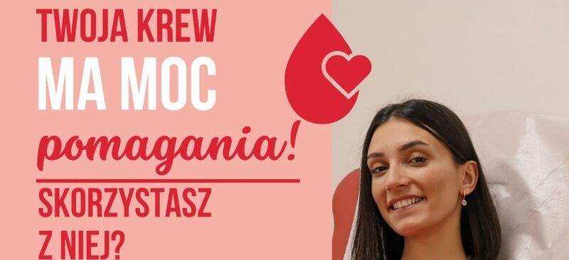 Kobieta ubrana na czerwono siedzi na fotelu do oddawania krwi. W tle informacje o akcji krwiodawstwa organizowanej 27 maja w Prawiednikach dla dziecka z oddziału Hematologii w Lublinie.