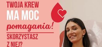 Kobieta ubrana na czerwono siedzi na fotelu do oddawania krwi. W tle informacje o akcji krwiodawstwa organizowanej 27 maja w Prawiednikach dla dziecka z oddziału Hematologii w Lublinie.