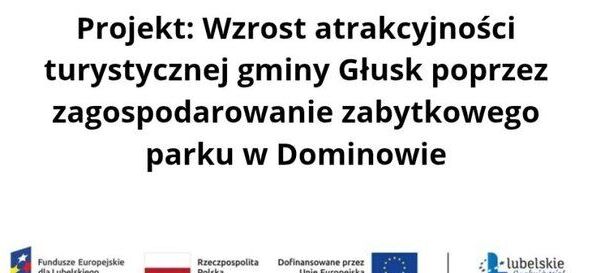 Plansza informacyjna o projekcie zwiększenia atrakcyjności turystycznej gminy Głusk poprzez zagospodarowanie zabytkowego parku w Dominowie. Wymienione są fundusze i logotypy fundacji oraz instytucji.