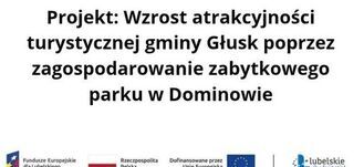 Plansza informacyjna o projekcie zwiększenia atrakcyjności turystycznej gminy Głusk poprzez zagospodarowanie zabytkowego parku w Dominowie. Wymienione są fundusze i logotypy fundacji oraz instytucji.