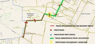 Mapa przedstawia trasę autobusu z zaznaczonymi przystankami i trasą wyłączoną. Przystanki są oznaczone różnymi kolorami, a na mapie widoczne są ulice i tereny zielone.