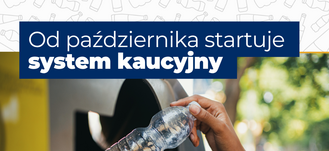 Osoba trzyma plastikową butelkę przy automacie do recyclingu. Tekst informuje o starcie systemu kaucyjnego od października. Na dole znajduje się adres strony internetowej oraz logo.
