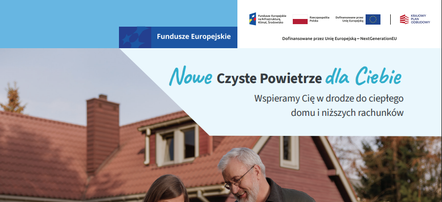 Dwoje dorosłych stoi przed domem. Kobieta trzyma notatnik i uśmiecha się, podczas gdy mężczyzna spogląda na nią. Na górze znajduje się niebieski baner z napisem o wsparciu dla czystego powietrza.