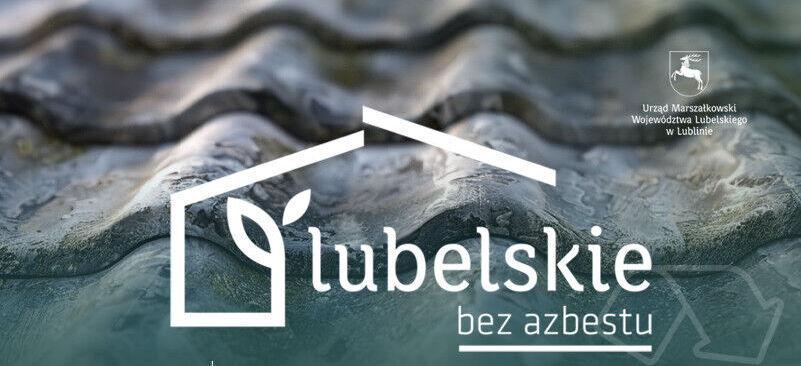 Plakat promocyjny programu "Lubelskie bez azbestu". Na tle fali szarej blachy znajduje się logo z liściem w domku oraz tekst z informacjami kontaktowymi i logotypami unijnymi.