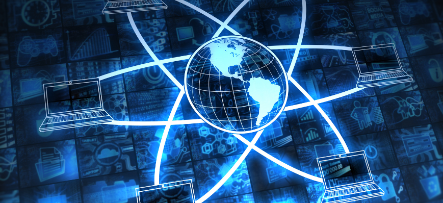Ilustracja przedstawia cyfrową animację globu otoczonego niebieskimi liniami symbolizującymi sieć. Wokół globu umieszczono laptopy na tle ekranów z ikonami technologii, sugerując globalną łączność.
