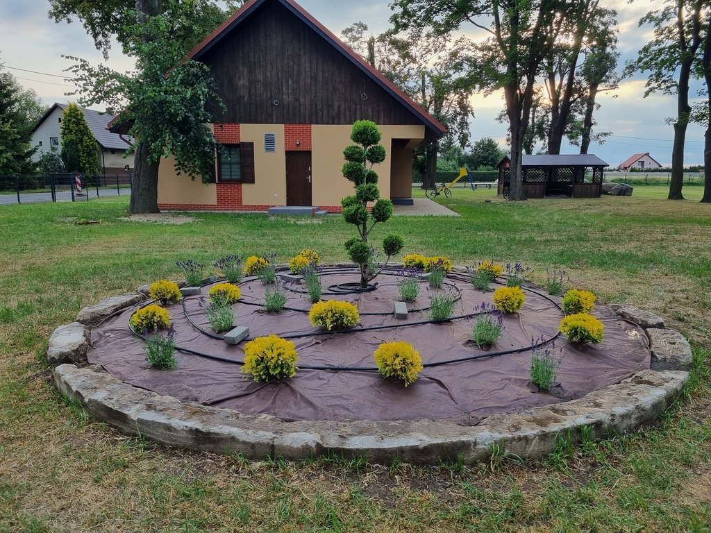 Poprawa estetyki terenu przy świetlicy wiejskiej w Piskorzówku