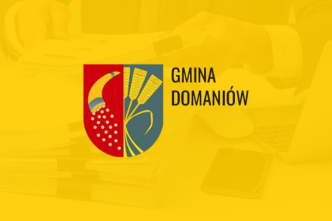 Logo Gminy Domaniew z grafiką rolniczą na tle w różnych odcieniach żółtego.