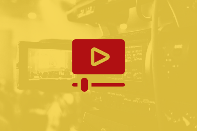 To zdjęcie przedstawia ikonę YouTube na żółtym tle z nieostrymi elementami, co sugeruje, że może być to kreatywna wizualizacja lub abstrakcyjne zajawki wideo.