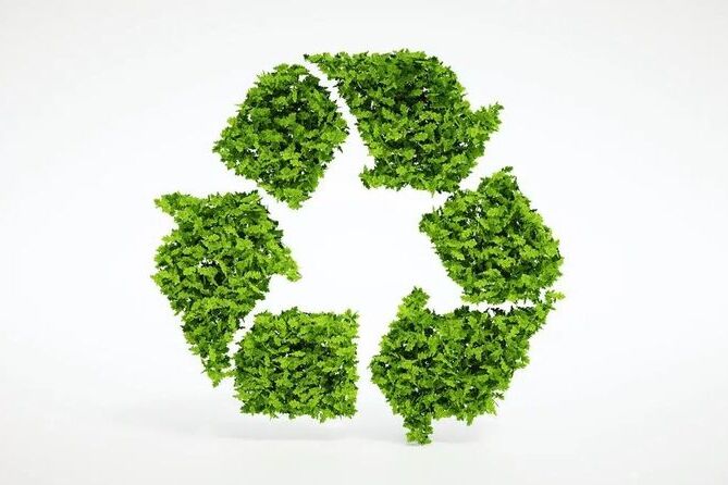 Symbol recyklingu utworzony z liści na białym tle, representing eco-friendly concepts and sustainability.