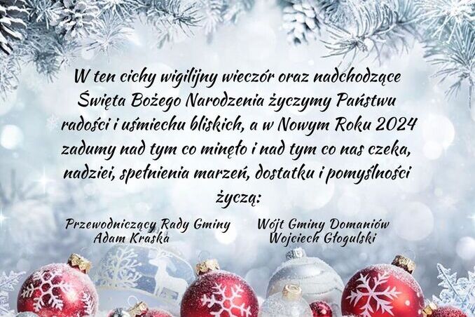 Zdjęcie przedstawia kartkę świąteczną z życzeniami na tle choinki i świątecznych dekoracji, takich jak czerwone bombki i gwiazdki, otoczone białym sztucznym śniegiem.