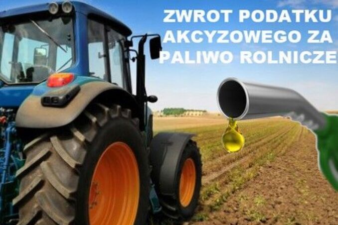 Traktor na polu z napisem "ZWROT PODATKU AKCYZOWEGO ZA PALIWO ROLNICZE" i grafiką kropli paliwa oraz polskich złotych monety.