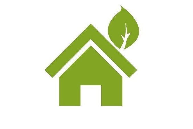 Ikona zielonego domu z liściem, symbolizująca ekologię i zrównoważony rozwój.