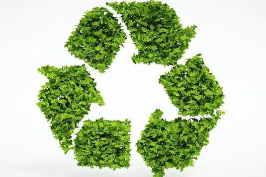 Symbol recyklingu utworzony z liści na białym tle, representing eco-friendly concepts and sustainability.