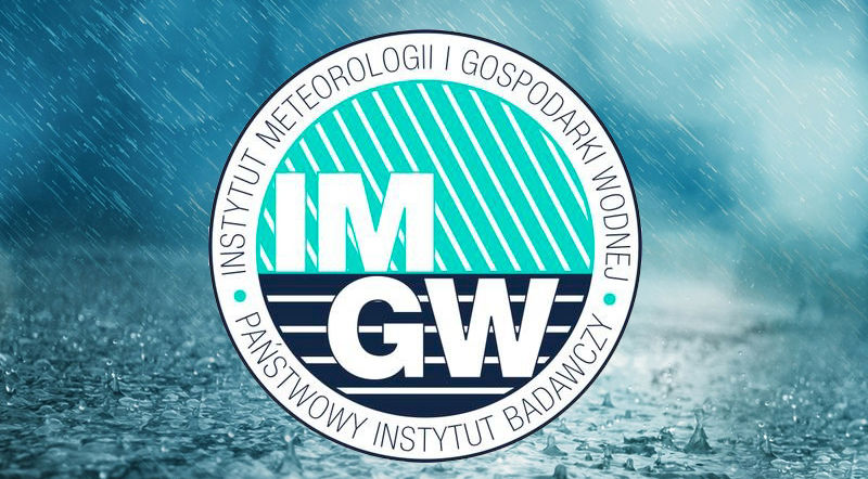 Zdjęcie przedstawia silne opady deszczu z logo IMGiW
