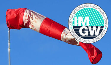 logo IMGiW na tle zdjęcia rękawa lotniskowego