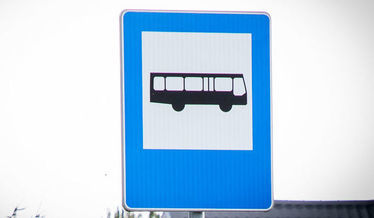 Na zdjęciu znak drogowy oznaczający przystanek autobusowy