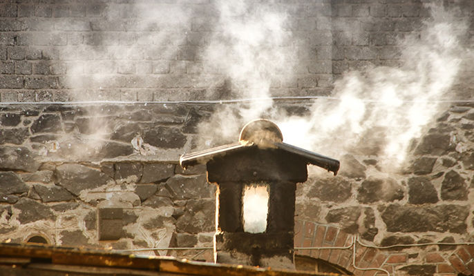 Na zdjęciu dymiący komin