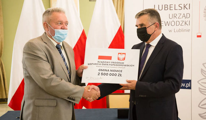Na zdjęciu Wójt Gminy Niemce otrzymuje promesę na 2,5 mln zł od Wojewody Lubelskiego