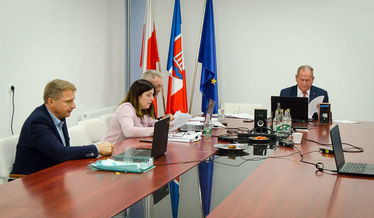 Na zdjęciu władze gminy podczas sesji Rady Gminy Niemce