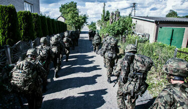 wojska obrony terytorialnej podczas ćwiczeń w terenie zurbanizowanym