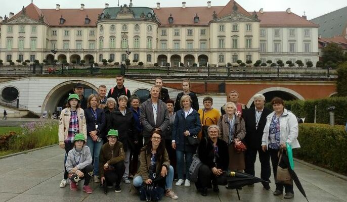 zdjęcie grupowe uczestników wyjazdu do Warszawy z KGW Stoczek