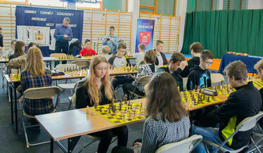 Widok na salę z szachistami podczas turnieju