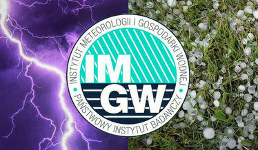 Logo IMGW na tle trawy z leżącym gradem oraz wyładowaniem atmosferycznym