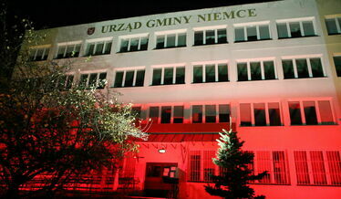 Budynek urzędu gminy podświetlony na białoczerwono