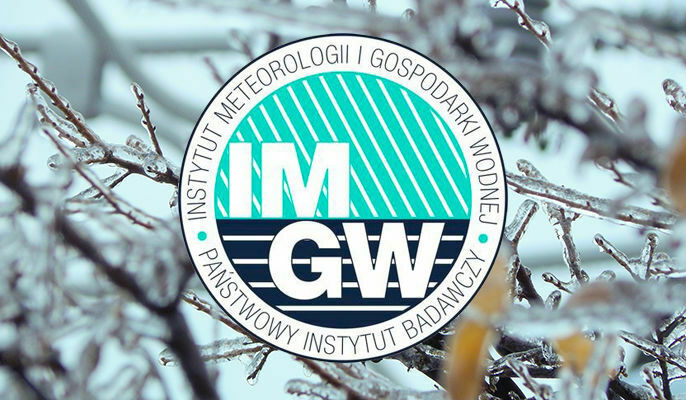 logo IMGW na tle oblodzonych gałęzi