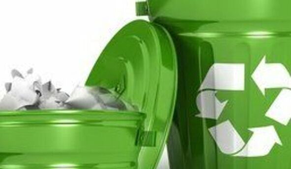 Zdjęcie przedstawia zielone kosze na śmieci