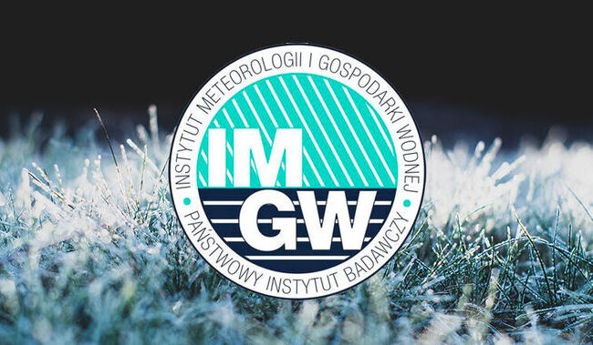 logo IMGW na tle zmrożonej trawy