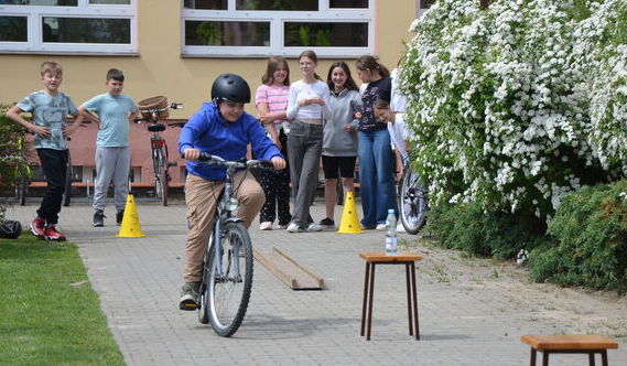 dziecko na rowerze