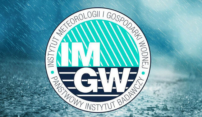Grafika przedstawia logo IMGW na tle padającego deszczu
