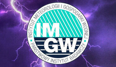 Grafika przedstawia logo IMGW na tle nieba z piorunami