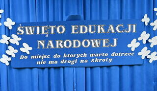 Zdjęcie przedstawia dekorację informującą o obchodach dnia Święta Edukacji Narodowej