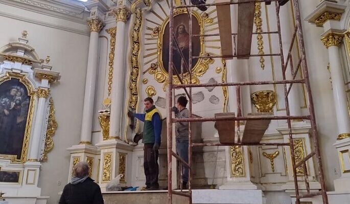 Renowacja ołtarza barokowego z XVII/XVIII w. zabytkowego Kościoła Parafialnego pod wezwaniem Narodzenia NMP i Św. Sebastiana w Krasieninie