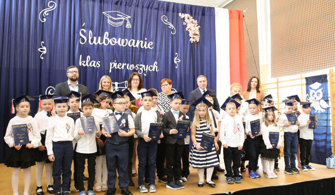 Ślubowanie klas pierwszych w Szkole Podstawowej w Krasieninie