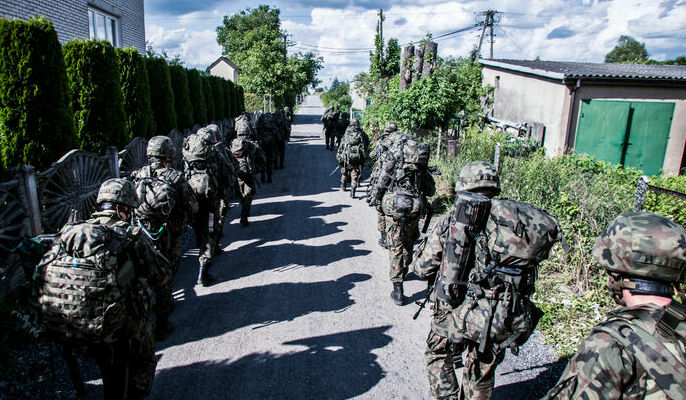 wojska obrony terytorialnej podczas ćwiczeń w terenie zurbanizowanym