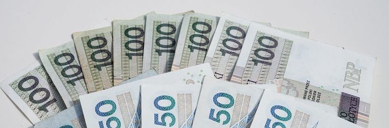 Grafika przedstawia banknoty stu i pięćdziesięciozłotowe 