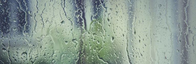 Grafia przedstawiająca krople deszczu na szybie
