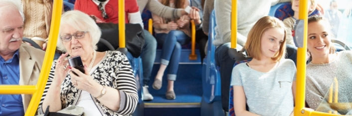 W środku autobusu, pasażerowie