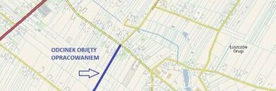 Mapa miejska z zaznaczonym obszarem objętym opracowaniem, oznaczonym niebieską strzałką. Przebiegające drogi, obszary zabudowane i linie kolejowe.