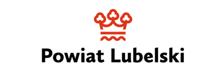 Logo Powiatu Lubelskiego: czerwony symbol korony wypełnionej czterema koniczynami nad falistą linią. Poniżej czarny napis „Powiat Lubelski” na białym tle.